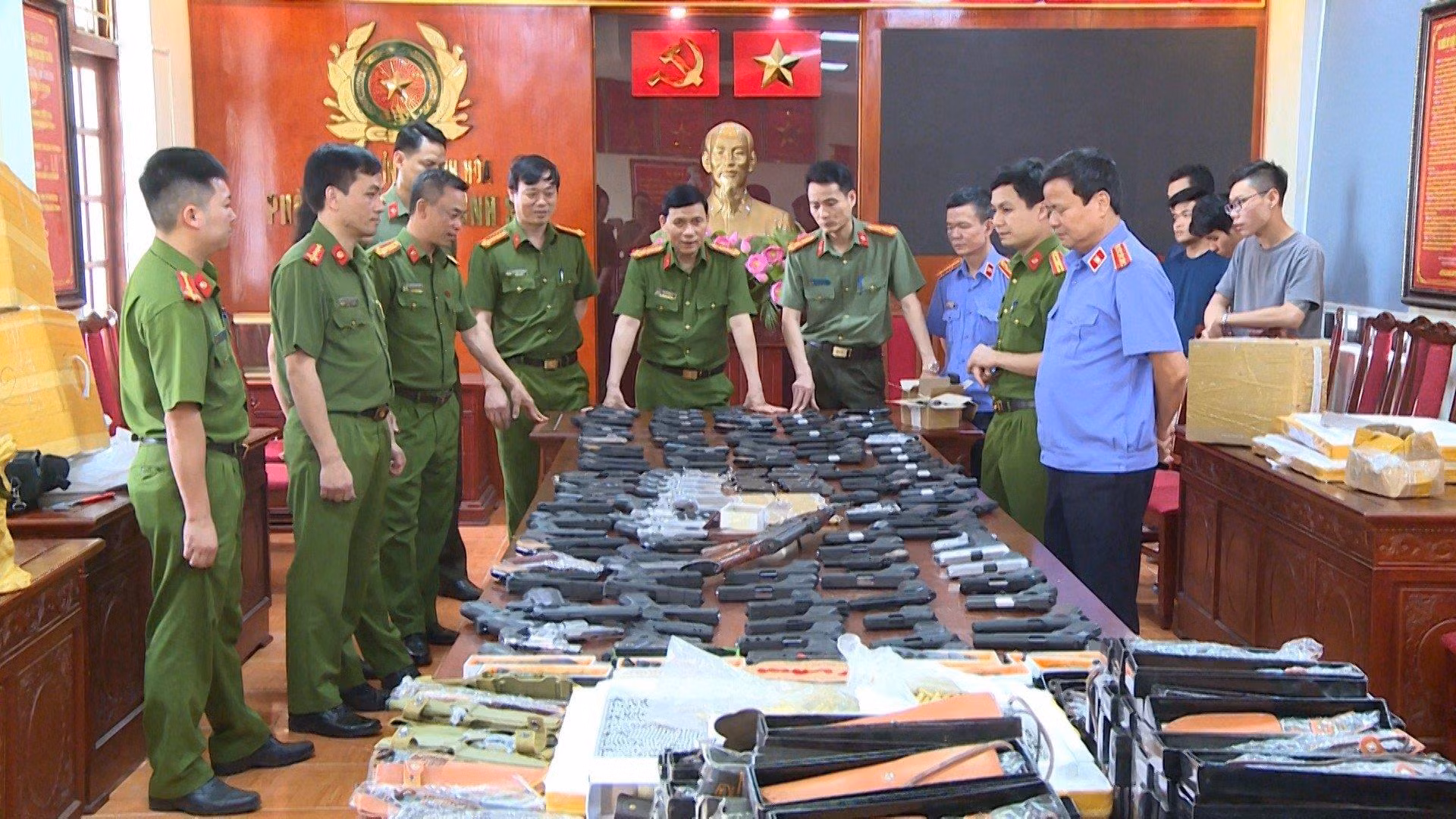 Công an Thanh Hóa bắt 3 đối tượng, thu 217 khẩu súng các loại -0