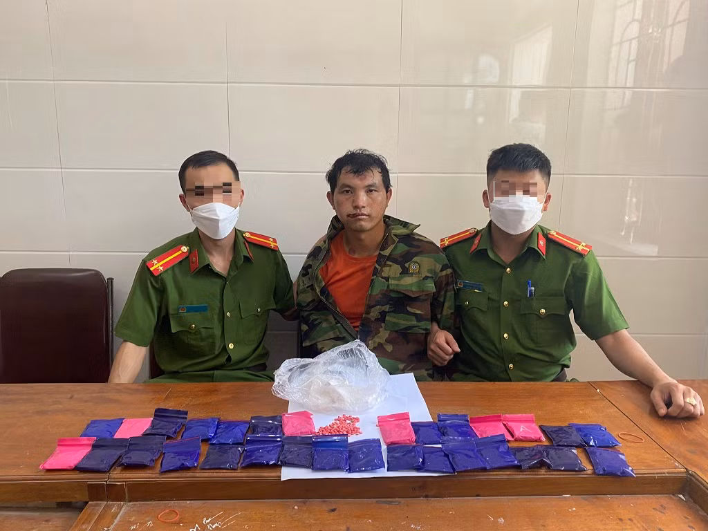 Dùng dao chống trả quyết liệt, đối tượng buôn ma tuý vẫn bị bắt -0