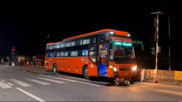 Xe giường nằm va chạm xe máy trên quốc lộ, một người tử vong