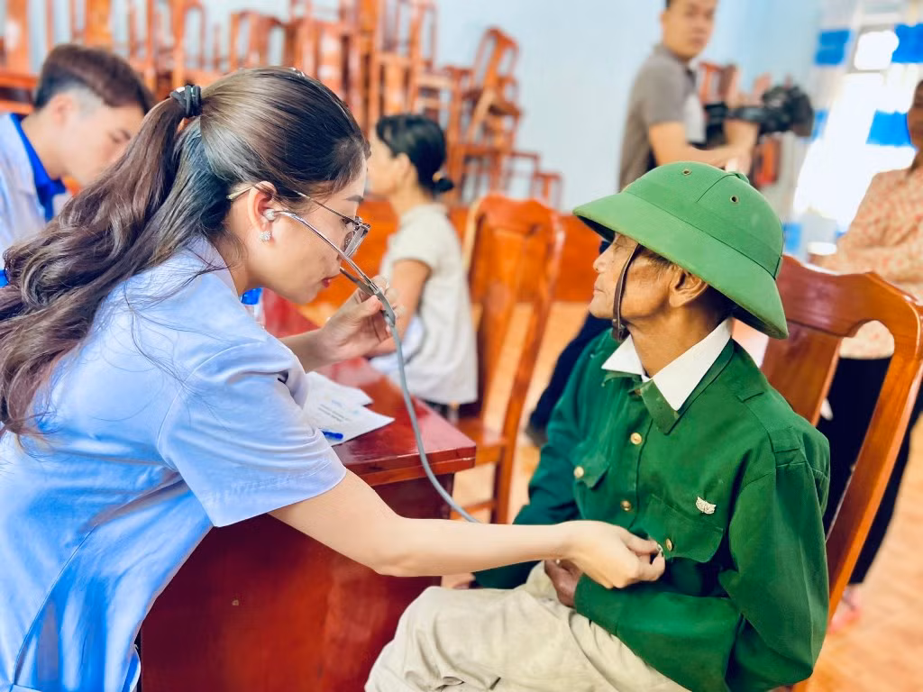 Các y bác sĩ Bệnh viện 199 – Bộ Công an đem 