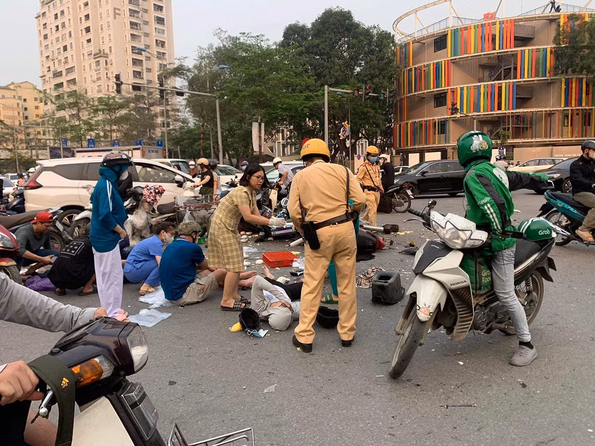 Hiện trường vụ tai nạn giao thông liên hoàn.