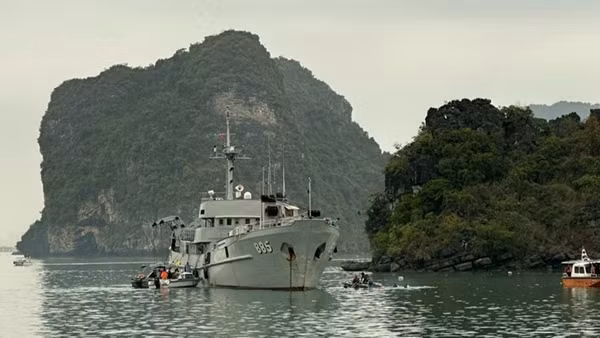 Thợ lặn tiếp cận và triển khai phương án trục vớt máy bay gặp nạn