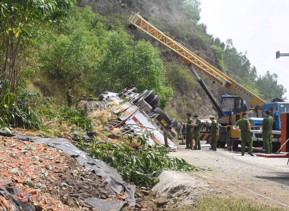 Kiến nghị xử lý “điểm đen” xe tải lật vào vách núi, 9 người thương vong -0