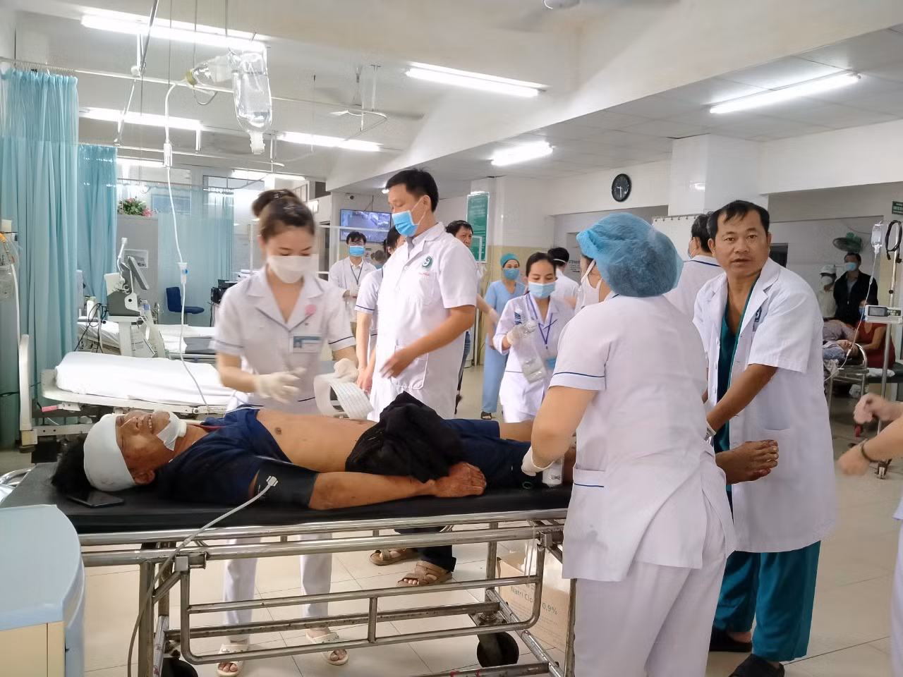Xe tải chở dưa hấu lật vào vách núi, một người chết nhiều người bị thương -0