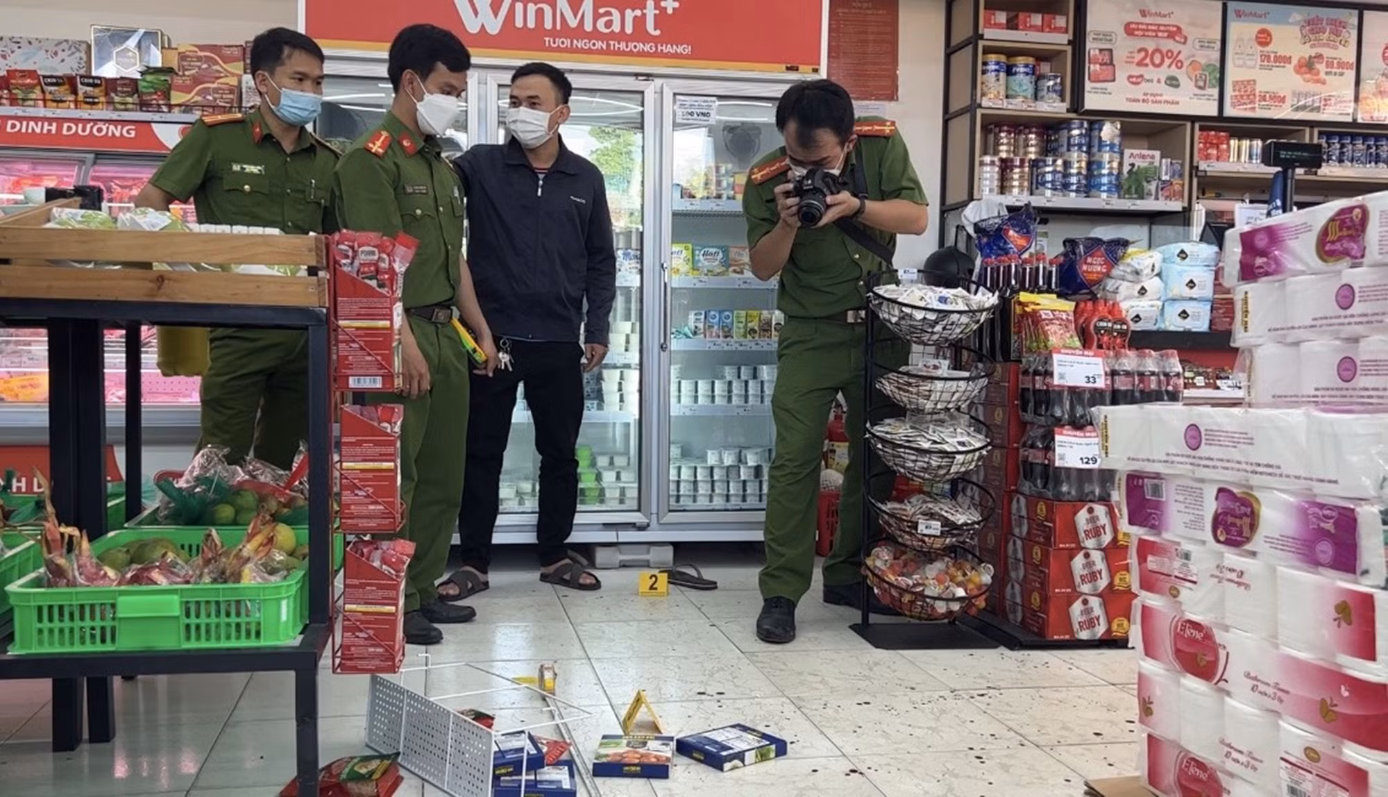 Người đàn ông sát hại vợ cũ tại cửa hàng WinMart+ -0