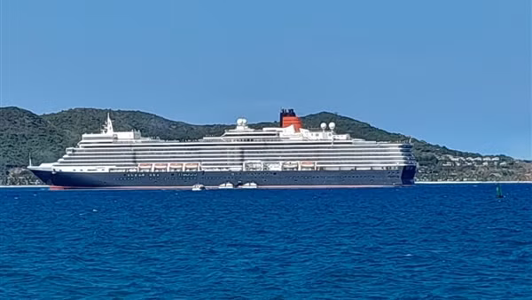 Tàu du lịch biển Queen Elizabeth II đưa gần 1.900 du khách đến vịnh Nha Trang