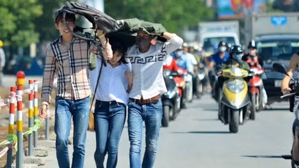 Nắng rát, oi bức bao phủ miền Trung; Hà Nội giảm mưa