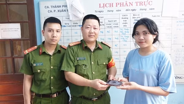 Nhiều du khách, người dân xúc động khi được Công an xã, phường tìm lại tài sản