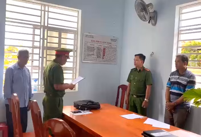 Bắt tạm giam kẻ bỏ thuốc trừ sâu xuống hồ tôm gây thiệt hại hơn 1,6 tỷ đồng -0