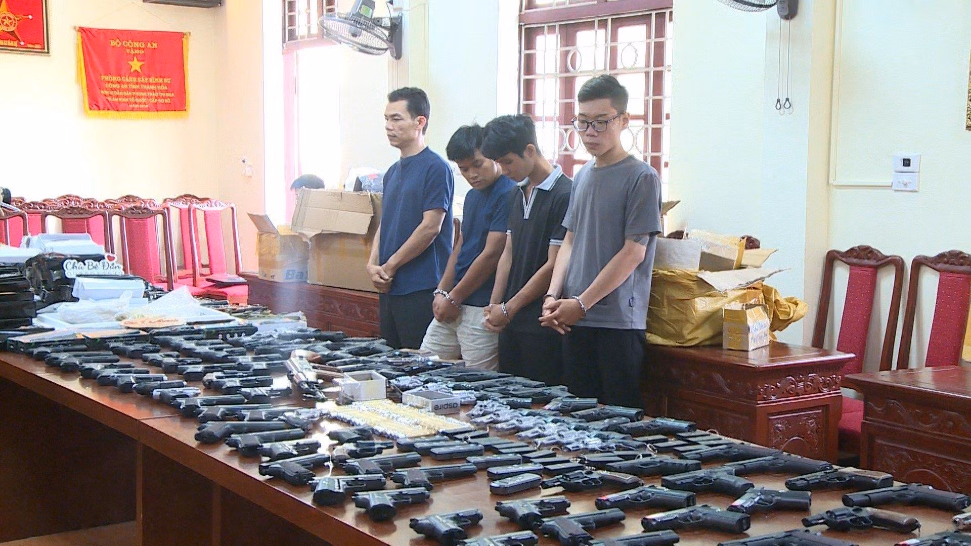 Công an Thanh Hóa bắt 3 đối tượng, thu 217 khẩu súng các loại -0