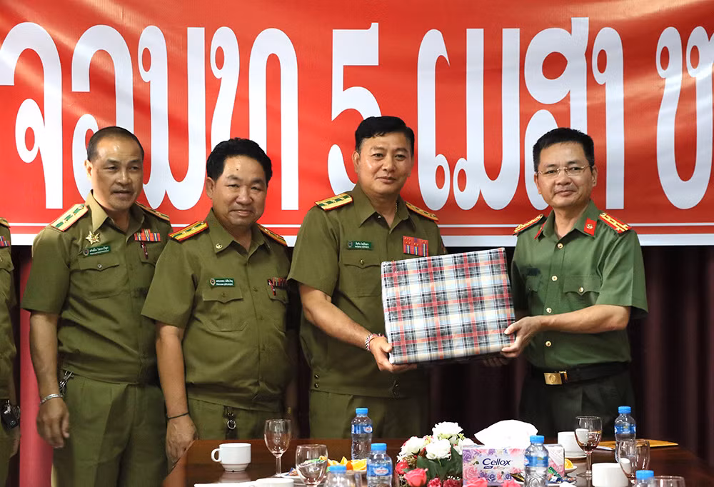 Công an Hà Tĩnh chúc Tết Công an 2 tỉnh Bôlykhămxay và Khăm Muồn -0