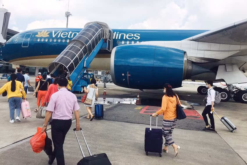 Giá vé máy bay rất cao vẫn hút người dân -0