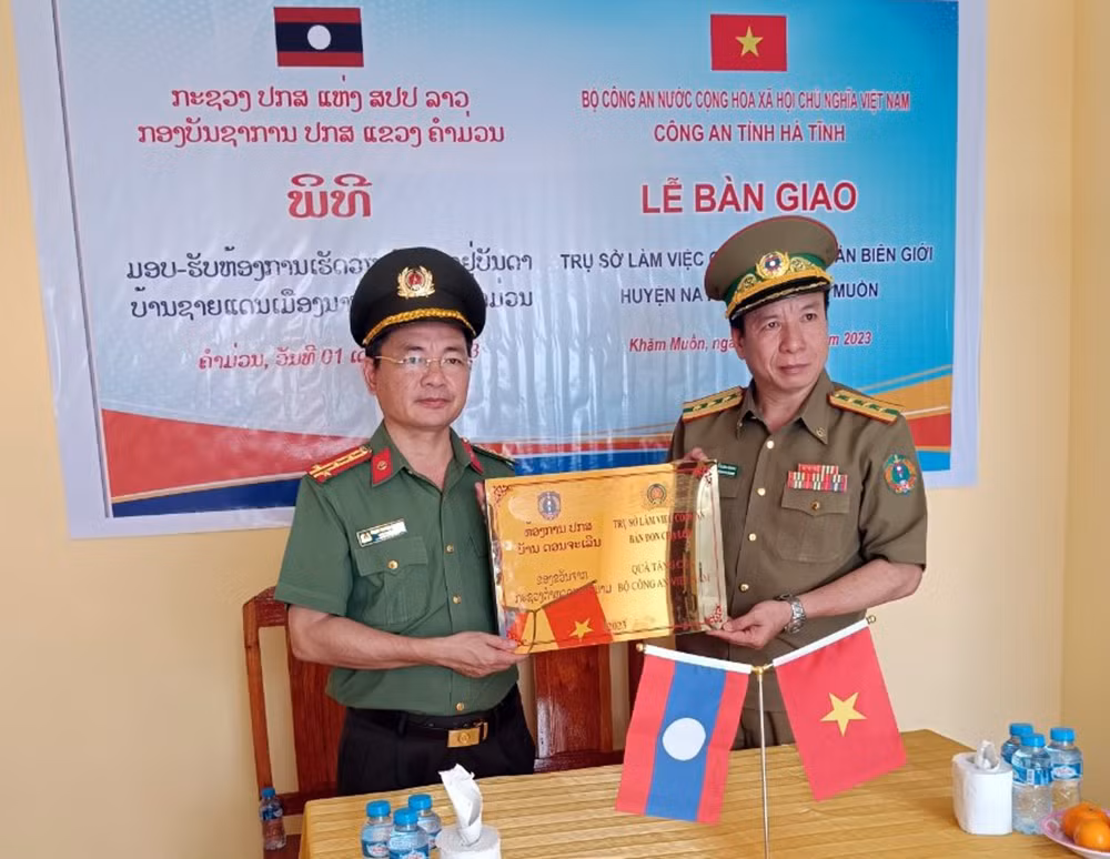 Công an Hà Tĩnh chúc Tết Công an 2 tỉnh Bôlykhămxay và Khăm Muồn -0