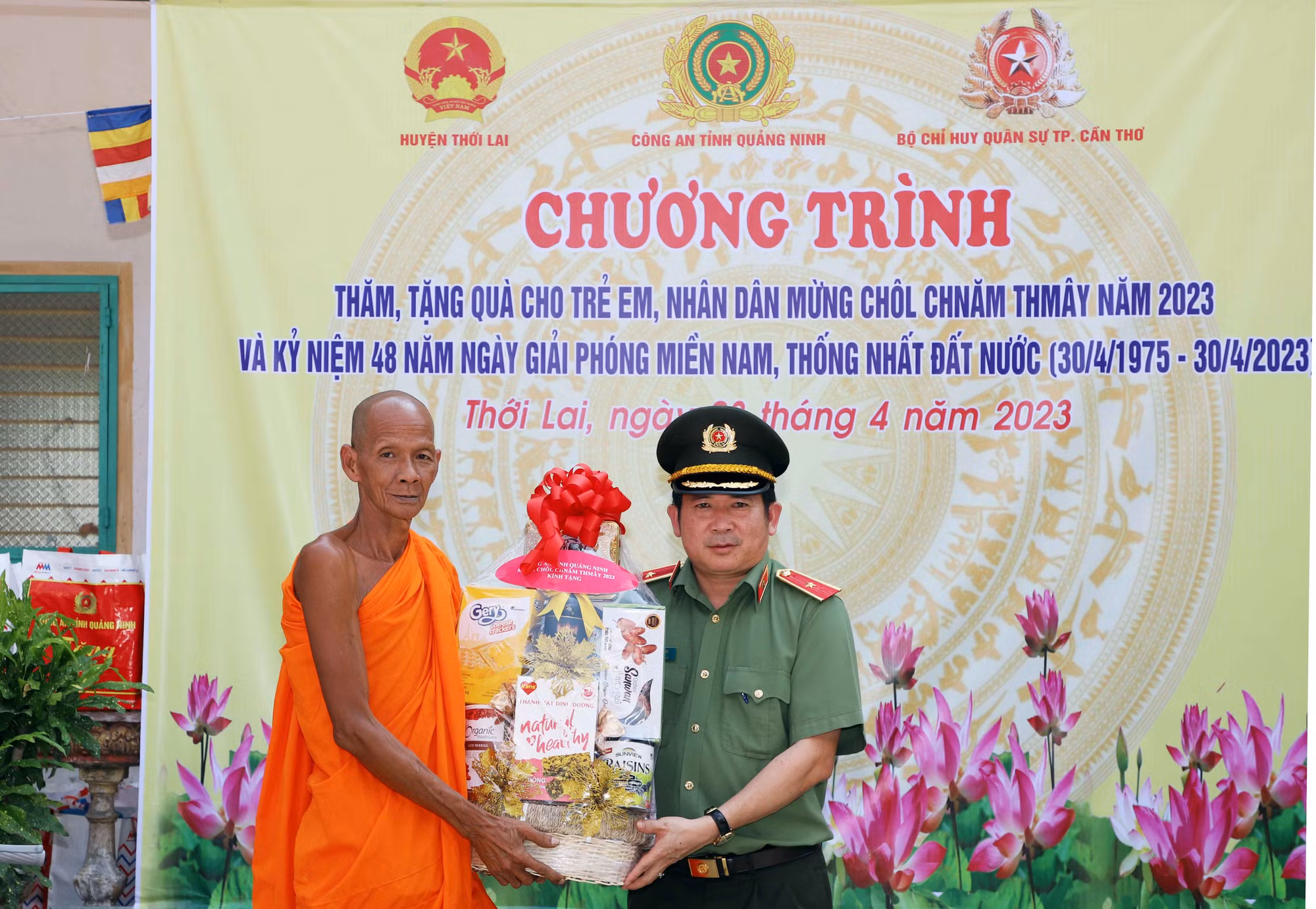 Thiếu tướng Đinh Văn Nơi tặng quà Tết cổ truyền Chol Chnam Thmay -0