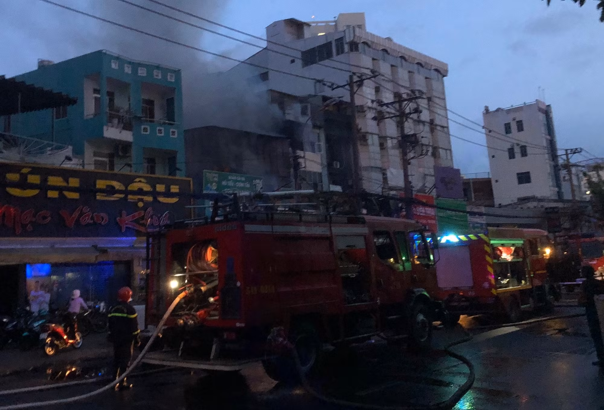 Dập tắt đám cháy lớn trong quán cơm gần bến xe Miền Đông cũ -1
