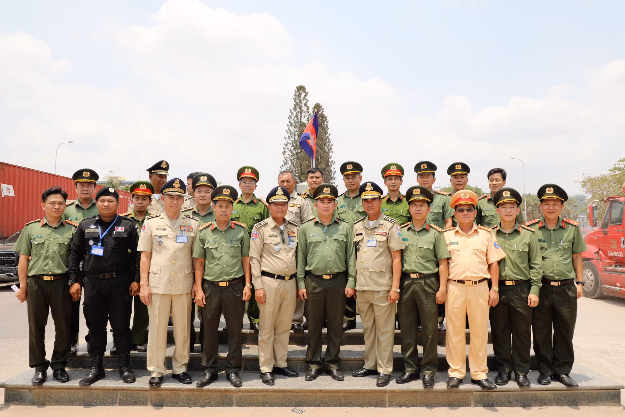 Công an TP Hồ Chí Minh chúc Tết cổ truyền Chol Chnam Thmay tại Vương quốc Campuchia -0