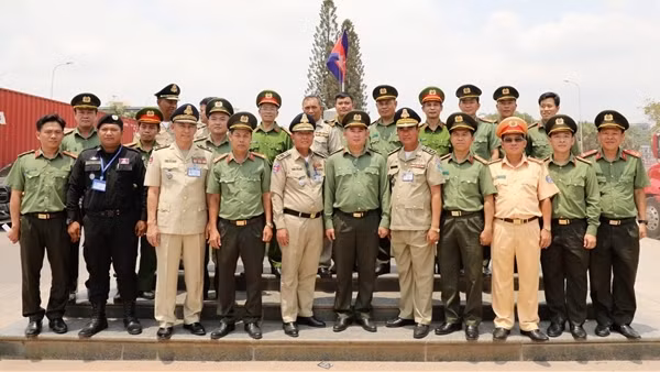 Công an TP Hồ Chí Minh chúc Tết cổ truyền Chol Chnam Thmay tại Vương quốc Campuchia