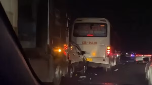5 ô tô va chạm liên hoàn trên cao tốc TP Hồ Chí Minh - Trung Lương