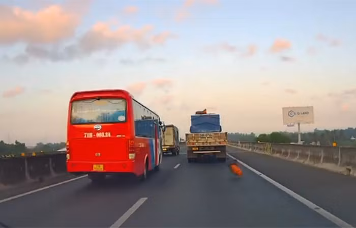 Phương tiện ô tô suýt mất kiểm soát vì cuộn bạc trên xe tải rơi xuống đường -0
