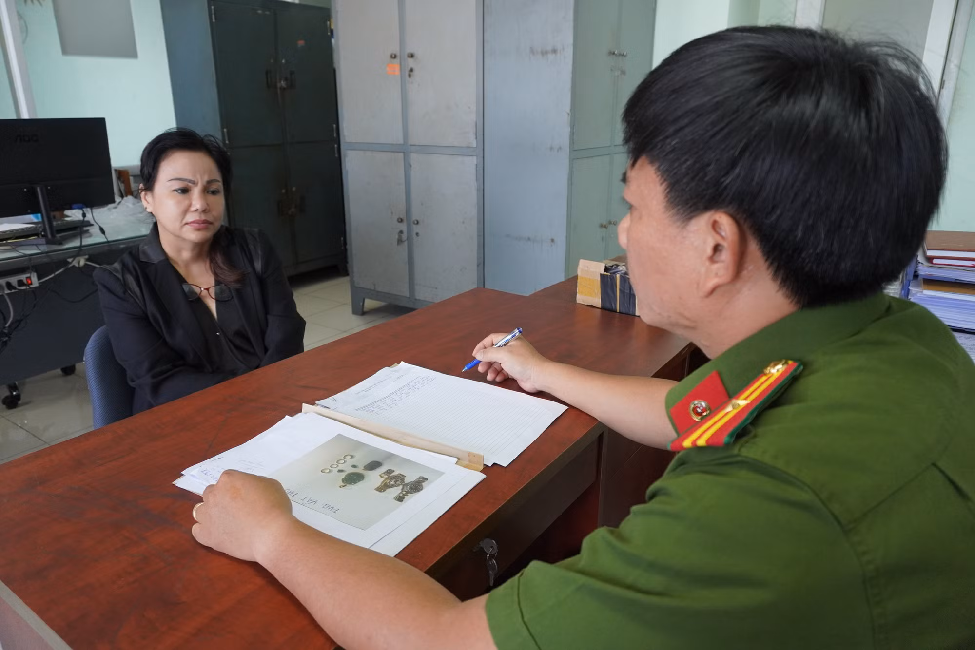 Nhân viên dọn vệ sinh lấy cắp két sắt của giám đốc chứa tài sản gần 3,5 tỷ đồng -0