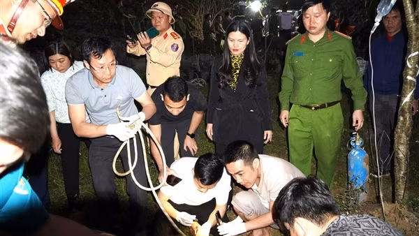 Cận cảnh cứu hộ thanh niên rơi xuống hố sâu 54m ở đèo Mã Pí Lèng