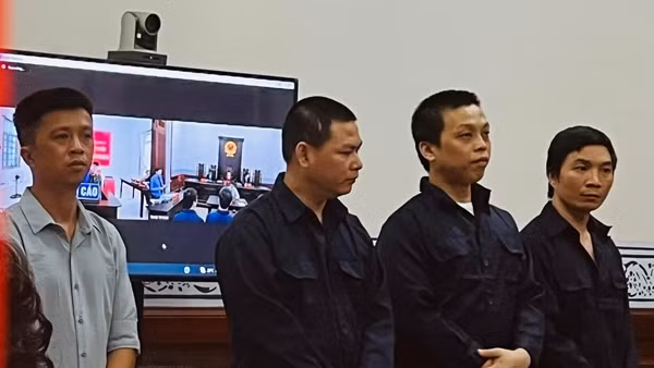 Ba tên cướp dùng súng… cướp súng của người giao hàng