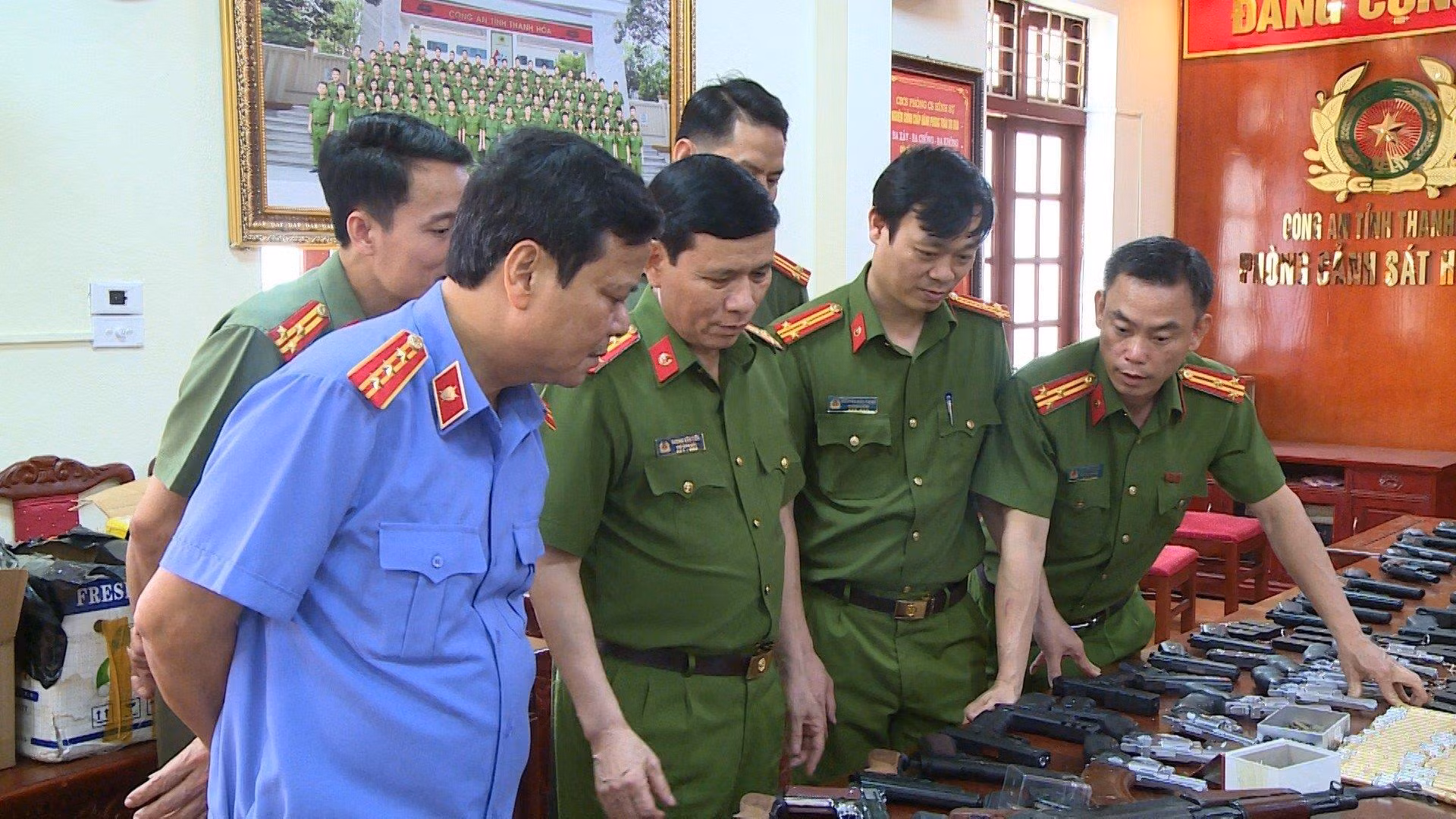 Công an Thanh Hóa bắt 3 đối tượng, thu 217 khẩu súng các loại -0