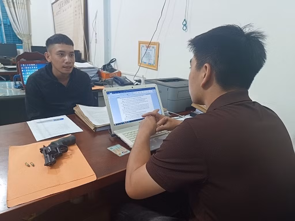 Nam thanh niên tàng trữ vũ khí quân dụng -0