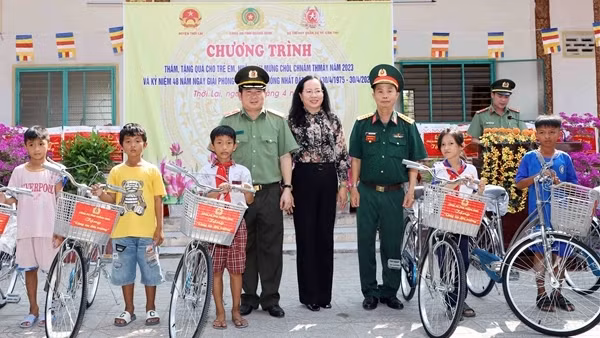 Thiếu tướng Đinh Văn Nơi tặng quà Tết cổ truyền Chol Chnam Thmay