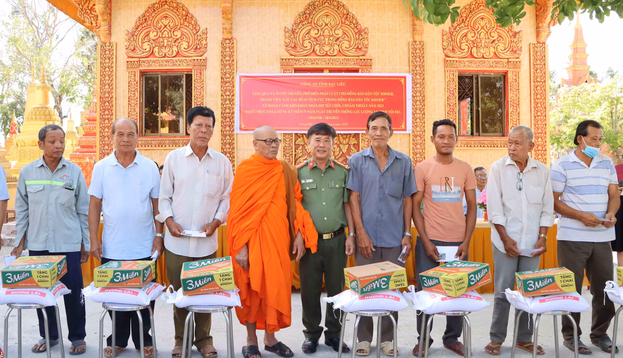 Công an tỉnh Bạc Liêu tặng quà đồng bào Khmer nhân Tết Chol Chnam Thmay -1