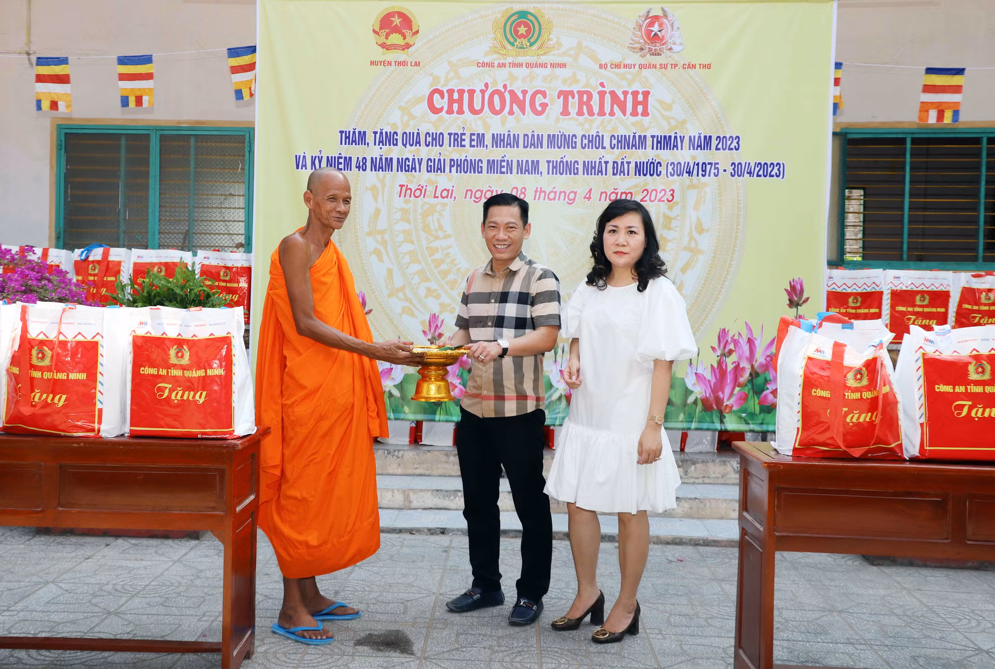 Thiếu tướng Đinh Văn Nơi tặng quà Tết cổ truyền Chol Chnam Thmay -1