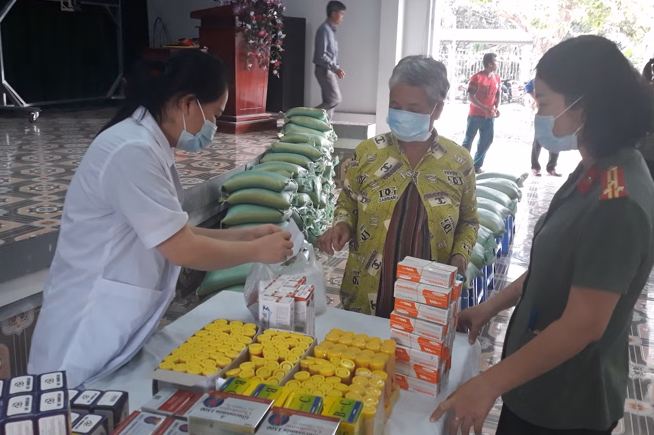 Công an Vĩnh Long khám, cấp phát thuốc miễn phí cho đồng bào Khmer -0