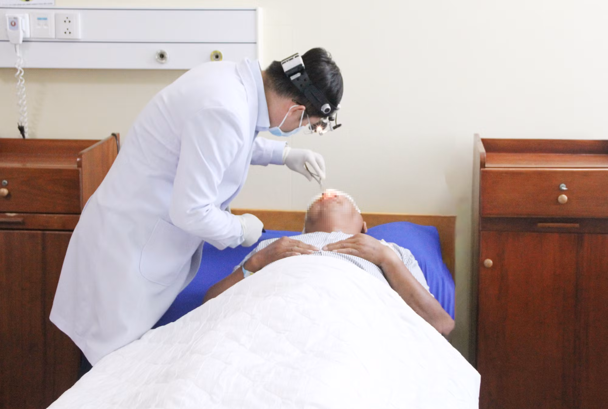 Người đàn ông đứt lìa mũi do lao xe vào chuồng gà ven đường -0