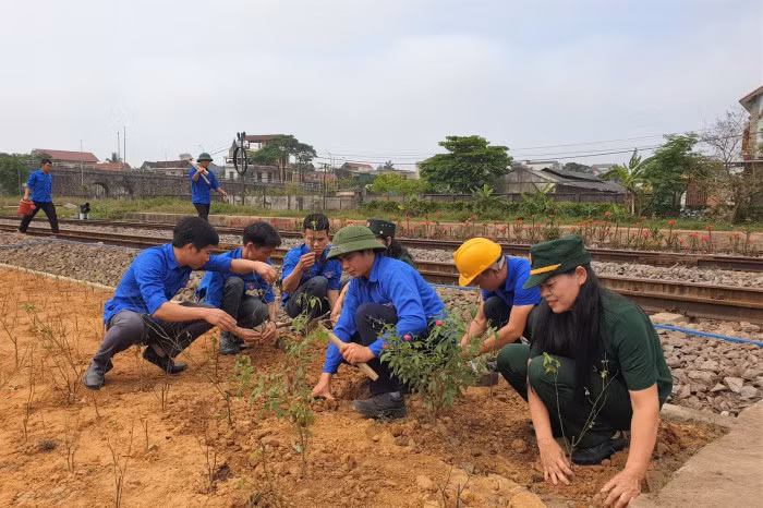 Đường sắt phát động phong trào hình thành đường hoa dài nhất Việt Nam -0