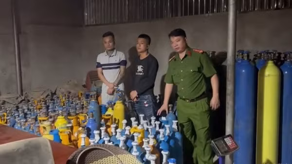 Phát hiện kho chứa hơn 200 bình "khí cười"