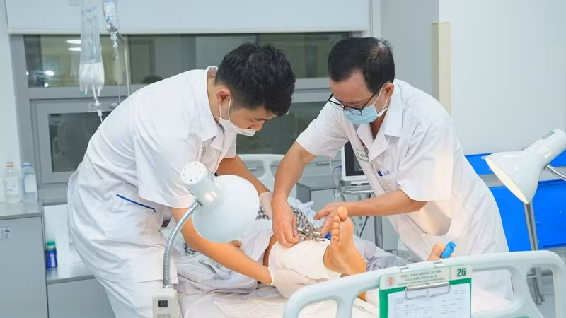 Lần đầu tiên Việt Nam nối thành công 2 chân bị đứt rời -0