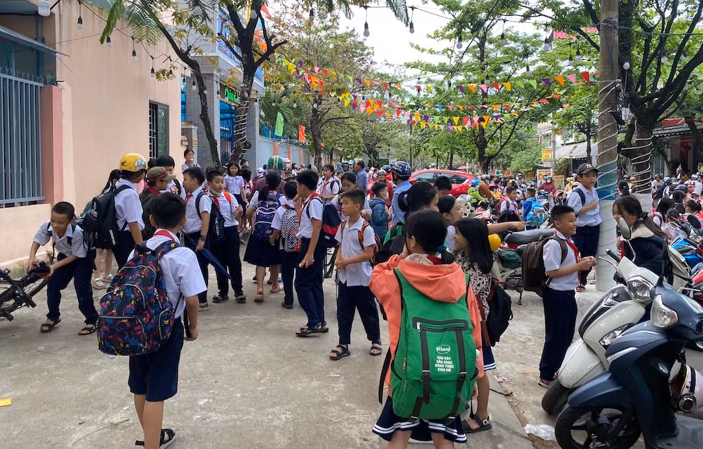 Bất ngờ câu chuyện “gã thanh niên lạ mặt dụ dỗ học sinh” ở Đà Nẵng -0