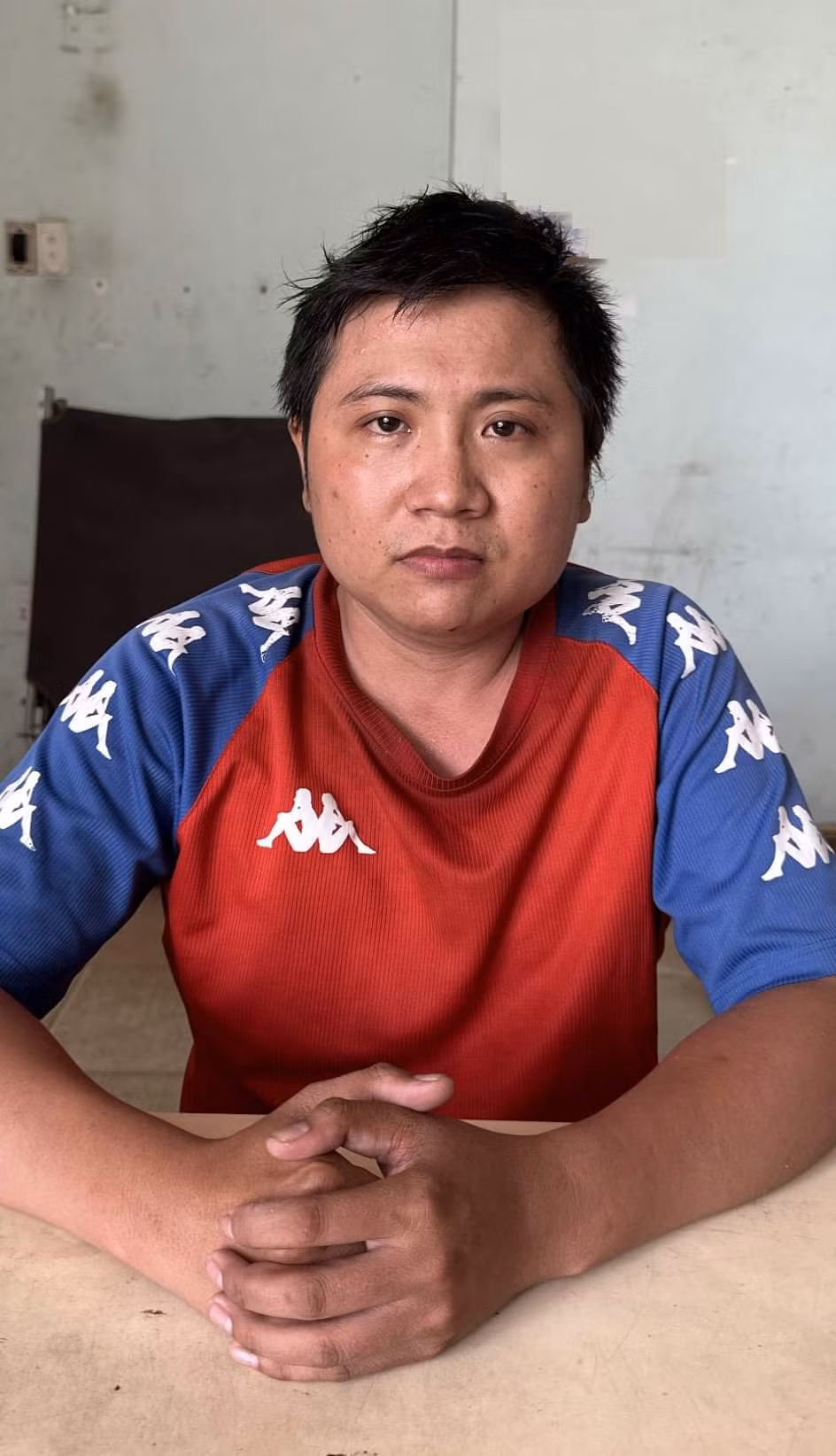 Tài xế ô tô ngáo đá tông 3 xe gắn máy đáng chờ đen đỏ -0