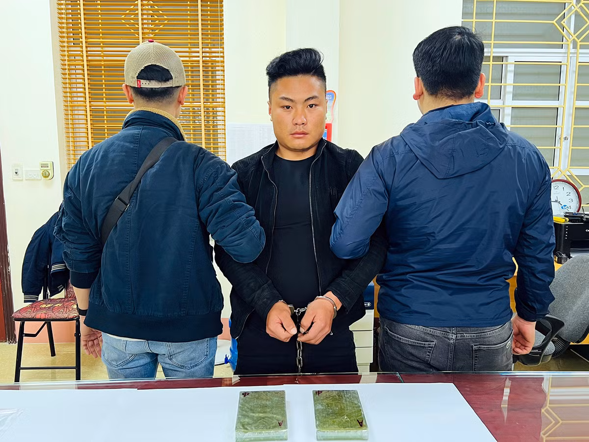 ảnh 1. đối tượng giàng seo sín cùng tang vật tại cơ quan công an.jpg -0