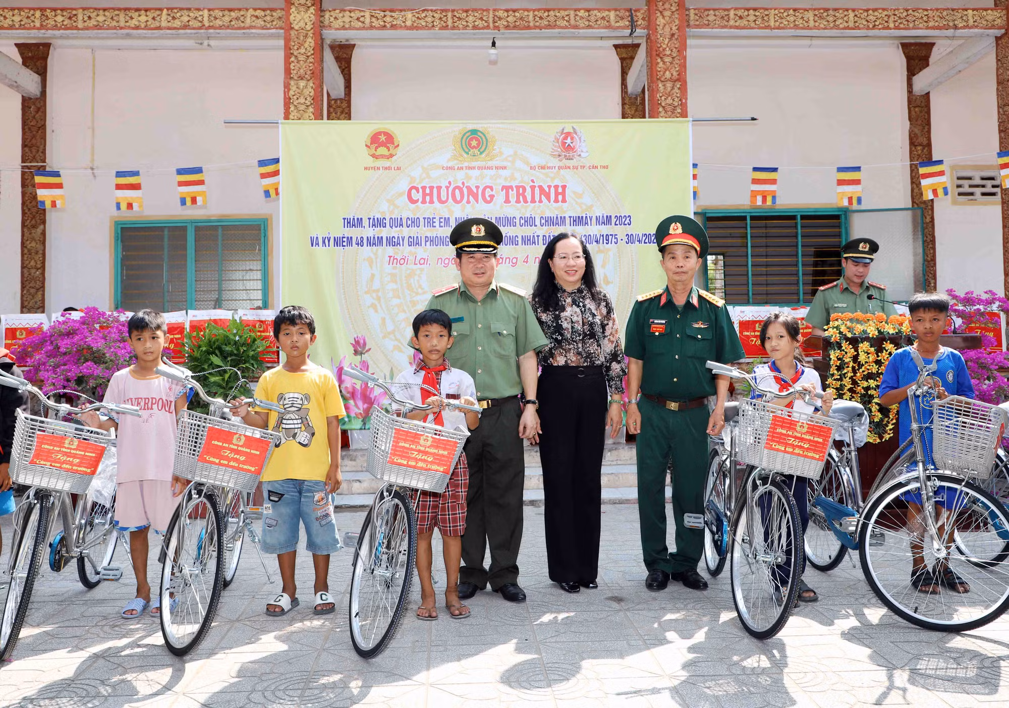 Thiếu tướng Đinh Văn Nơi tặng quà Tết cổ truyền Chol Chnam Thmay -0