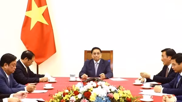 Thủ tướng Phạm Minh Chính điện đàm với Thủ tướng Trung Quốc Lý Cường