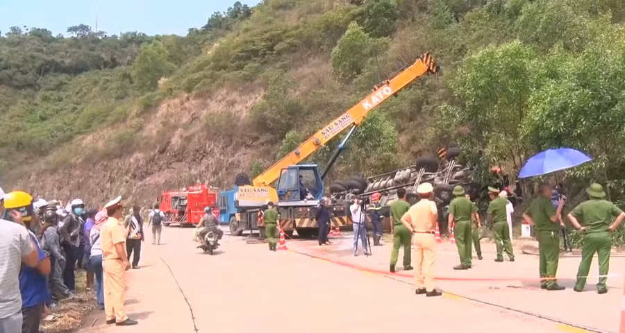 Kiến nghị xử lý “điểm đen” xe tải lật vào vách núi, 9 người thương vong -0