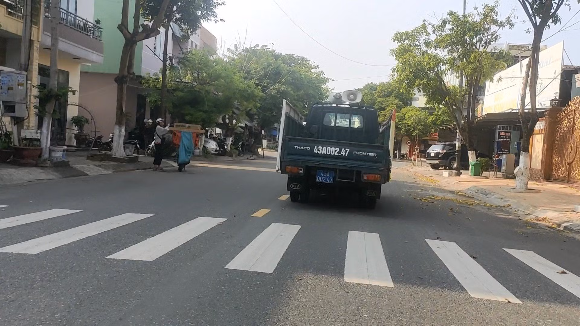 Xe biển xanh bị phạt 2.5 triệu đồng vì quá hạn đăng kiểm vẫn làm đảm bảo trật tự đô thị -1