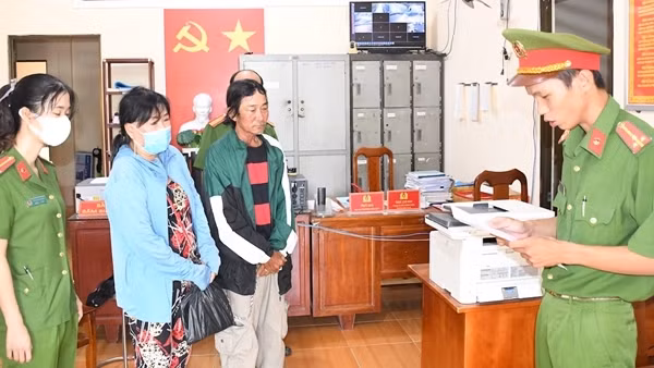 Bắt tạm giam cặp vợ chồng mua bán “cỏ Mỹ”