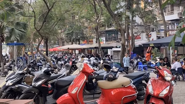 Nỗ lực giành lại vỉa hè cho người đi bộ:&nbsp;Cần có giải pháp căn cơ, lâu dài (Bài cuối)