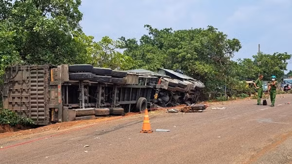 Ô tô đầu kéo va chạm với xe mô tô ngược chiều, 2 người tử vong