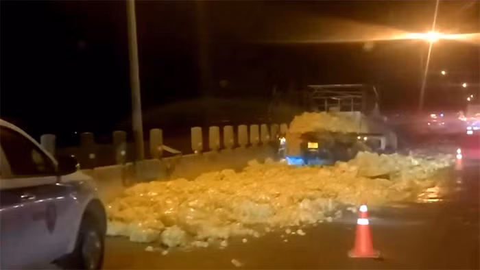Xe khách tông đuôi xe tải, một tài xế tử vong tại chỗ -1