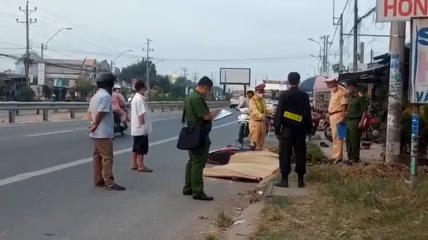 Nam thanh niên tự lao xe máy vào cột đèn tử vong -0