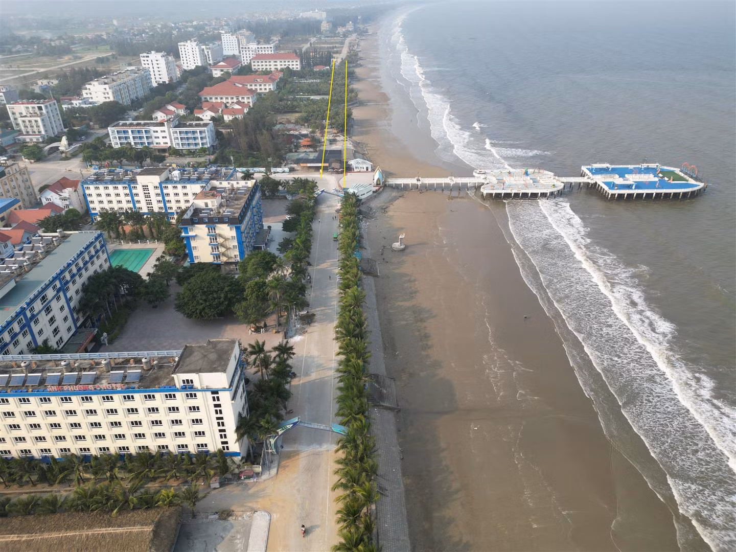 Đường bờ biển Hải Tiến bị “băm” thành nhiều khúc -0
