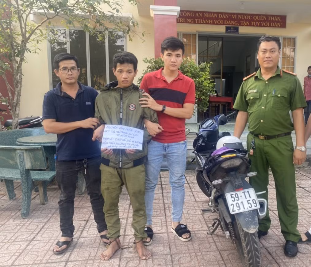 Kẻ chuyên rình rập các cô gái ở phòng trọ một mình -0